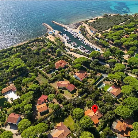 Leila Vila Fort Village